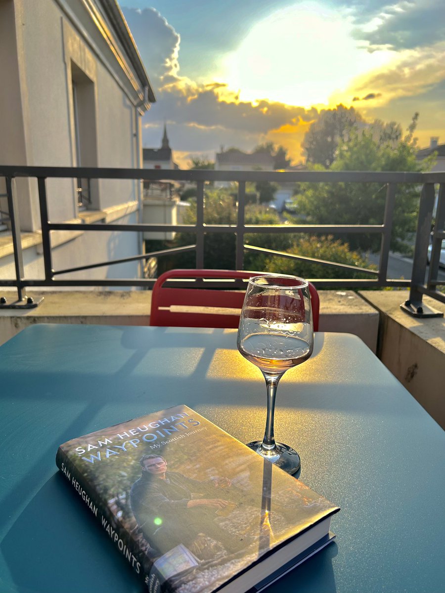 A good book, a glass of rosé and the sunset as companions, what more can I ask for? Maybe someone on the chair in front of me! #Waypoints @radarbooks