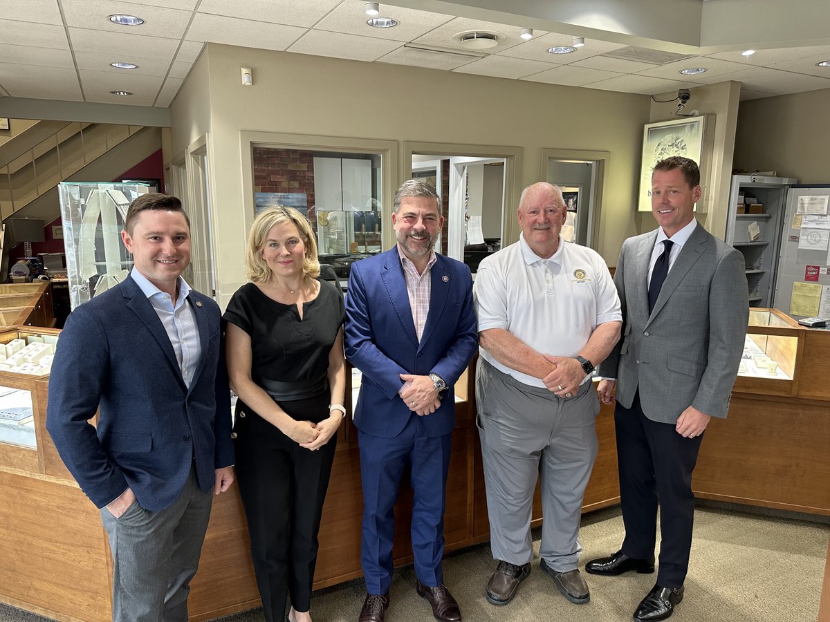 NRFnews's tweet photo. Ohio small retailer Jack Seibert Jewelers hosted @RepMikeCarey for an #NRFstoretour! The visit highlighted key issues impacting #smallretailers including #swipefee fairness, tax provisions and how #retail powers the #Ohio economy. https://t.co/sYaY6SatVT #Fedupwithfees https://t.co/XSlwwq6yGM