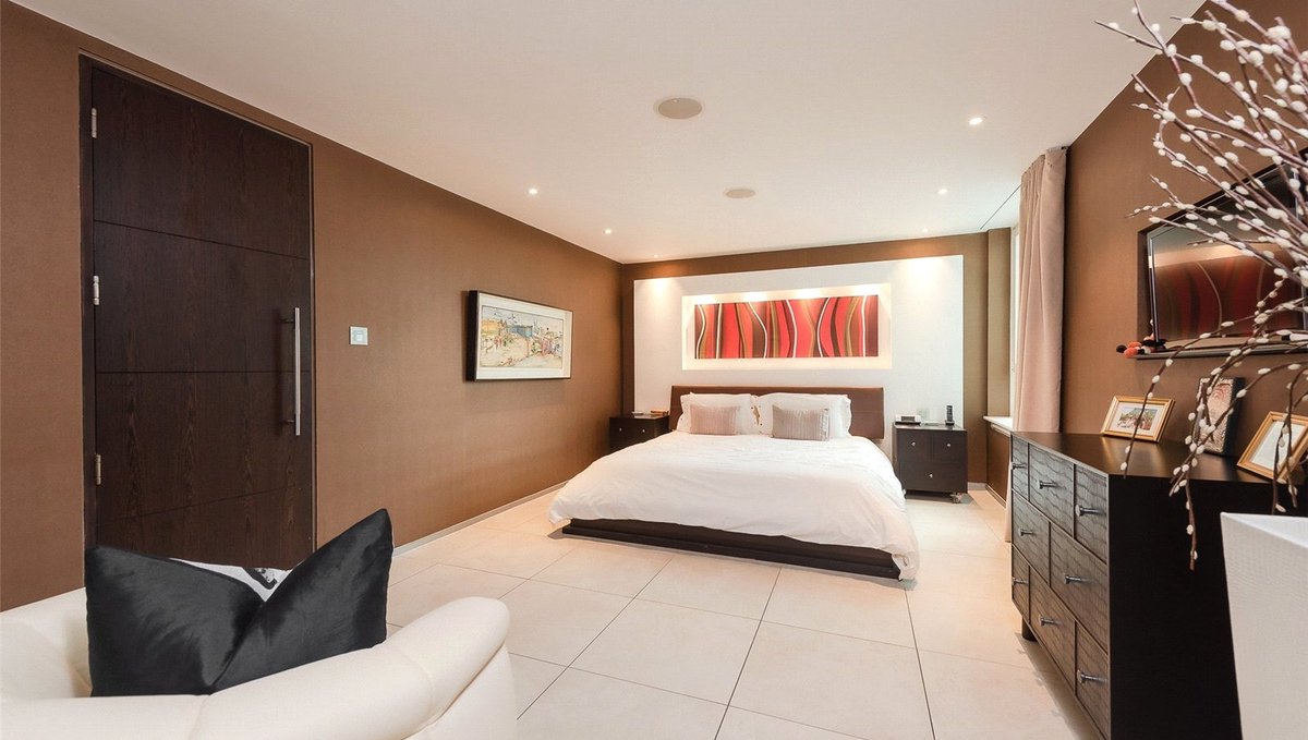 Stunning 3 bed apartment in St George Wharf to rent £1,500pw

Available Sept | Exceptional Property | 2045 Sq. Ft | Breathtaking River Views | 2 Bathrooms | Spacious Dining Area | Sleek Fitted Kitchen | Private Balcony |  Walk-In Wardrobes | 24hr Concierge bit.ly/3oxTm9C