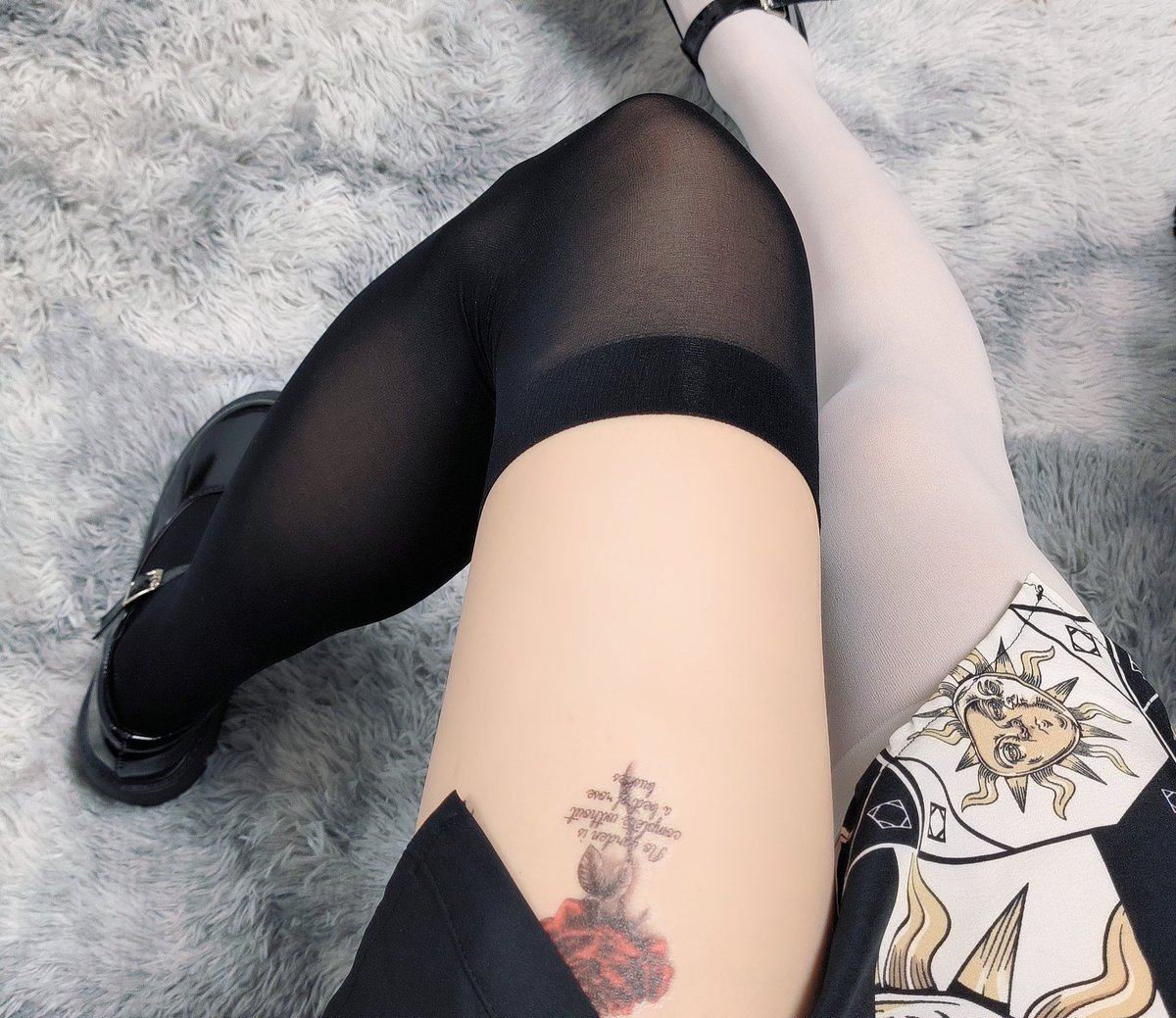 黑丝还是白丝？
小孩子才做选择，我全都要！！！