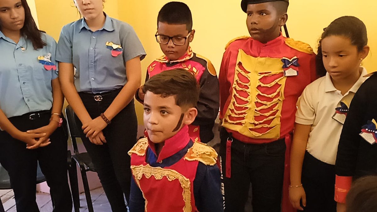 ↪️Estudiantes de Falcón participan en el VI Reto de Amor y Lealtad a la patria fase  estadal.

‌ Con defensas sobre personajes históricos, temas del interés para la soberanía nacional utilizando las casas históricas de la zona colonial de Coro como aulas de clase.
<a href="/_LaAvanzadora/">Yelitze Santaella</a>