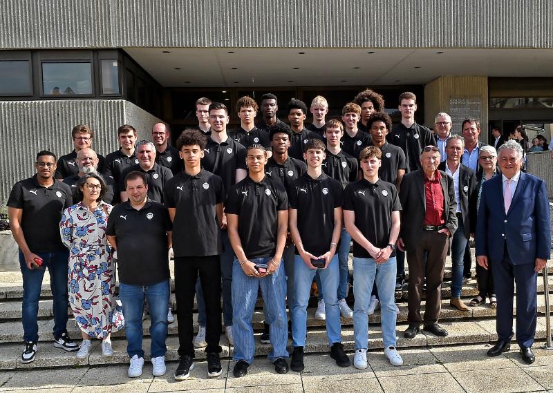 Bravo à  l'équipe de Pro A <a href="/CB_officiel/">Cholet Basket</a>  pour leur titre de Vice-Champion d'Europe et leur très belle saison ainsi qu'aux espoirs pour leur titre de Champion de France et le trophée du futur gagné hier.
Merci de nous avoir fait vibrer et rdv à la Meilleraie à la rentrée !
#Cholet