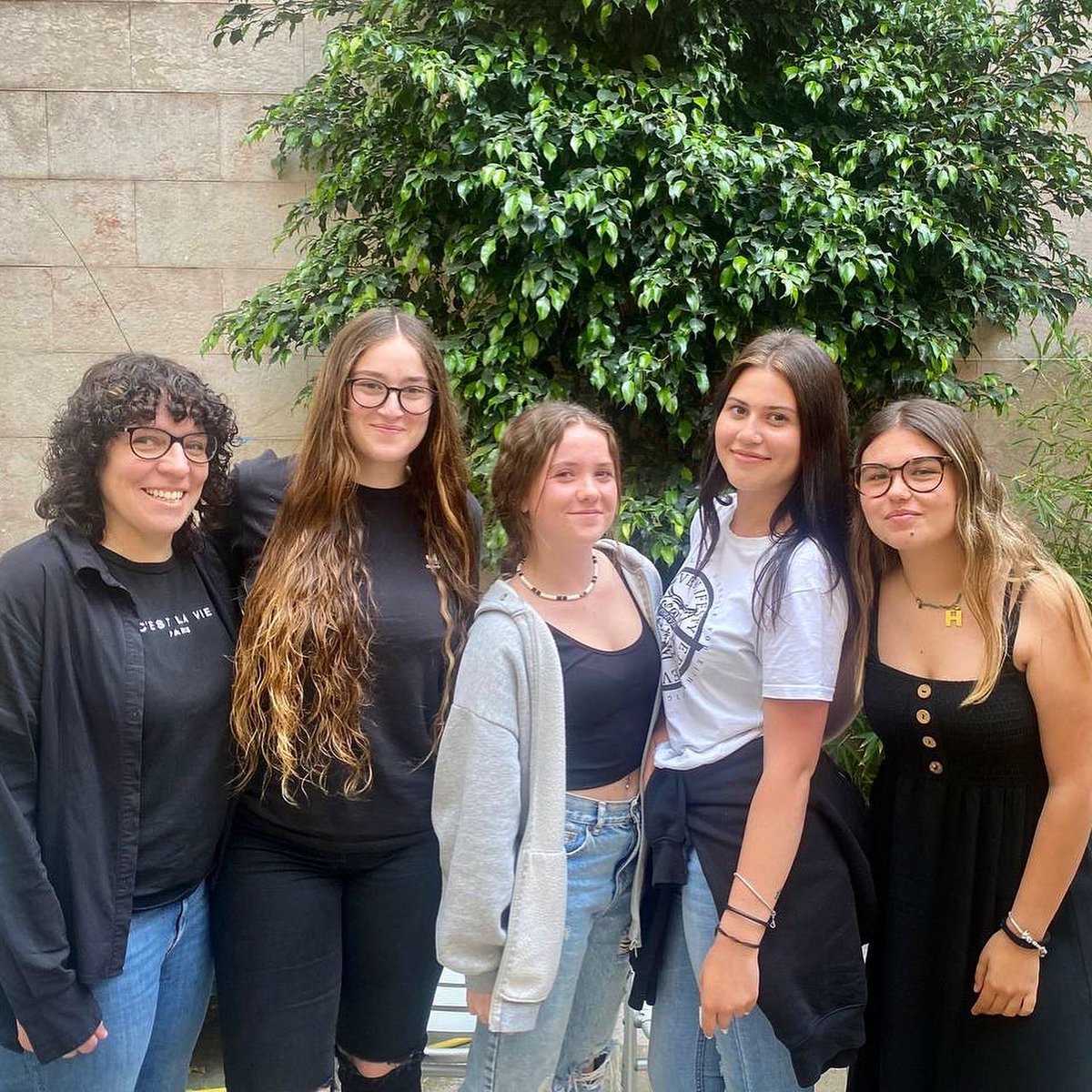 InstitutSantPol's tweet photo. Avui les noies de l’assignatura de Creació Literària #1BAT han presentat els seus treballs. Cinc novel•les sorprenents! https://t.co/zeECS4dabk