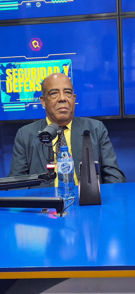 RadioFUNGLODE's tweet photo. Sintoniza ahora #SeguridadyDefensa 🔴

Conversamos con el Ingeniero Miguel Campusano, Sub Director de la  Oficina Nacional de Meteorología (ONAMET) sobre la temporada ciclónica 2023, ¿qué se espera este año? 

En vivo 🔴⬇️

https://t.co/TEev3UK9l8 https://t.co/xNgn7Vq2XB