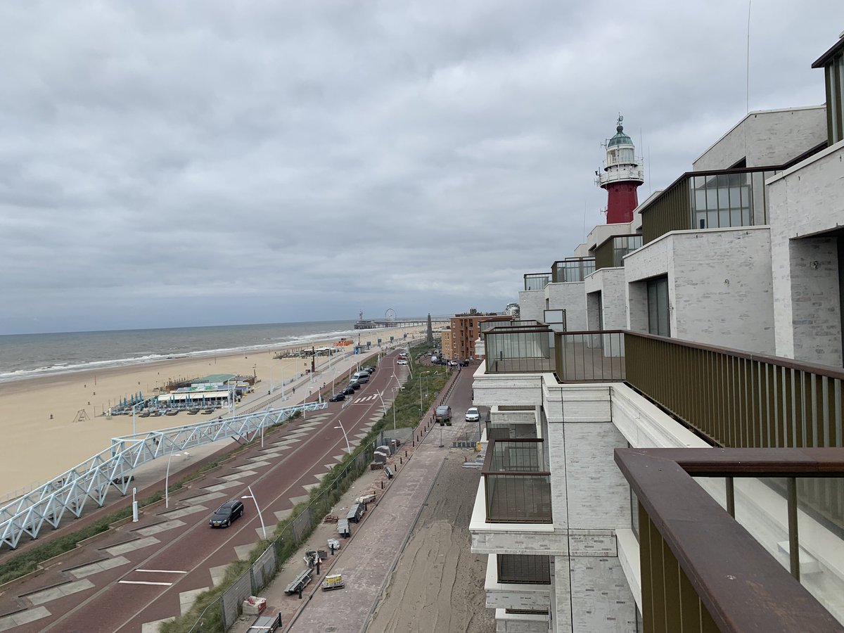 #Haac #Pasklaar #rondleiding gehad in project #Lumen aan de #Vuurtorenweg met toelichting van #OZarchitects. Een project met een gemeenschappelijke kamer voor surfplankenopslag en douches. En studio’s en héle grote appartementen met hele grote balkons en fantastisch zeezicht.