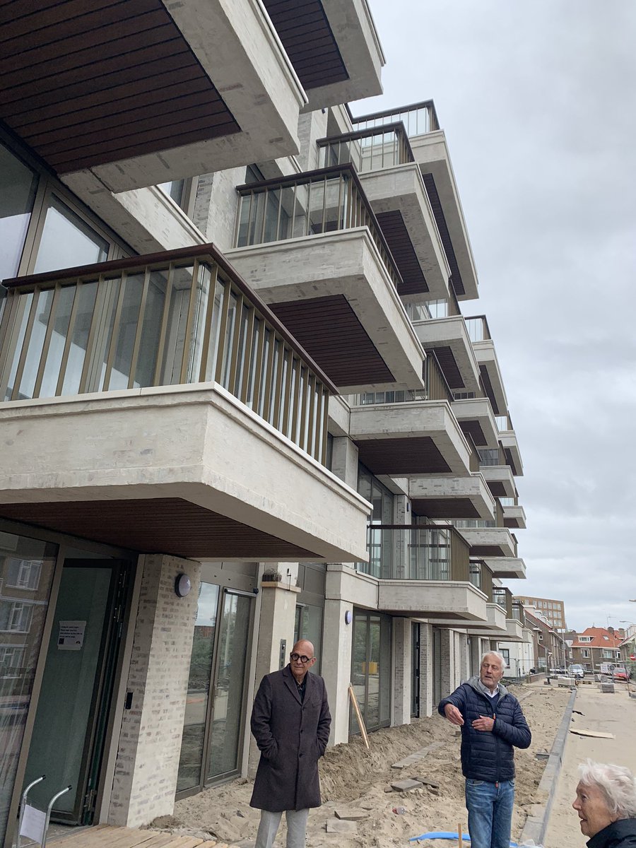 Peters_Peer's tweet photo. #Haac #Pasklaar #rondleiding gehad in project #Lumen aan de #Vuurtorenweg met toelichting van #OZarchitects. Een project met een gemeenschappelijke kamer voor surfplankenopslag en douches. En studio’s en héle grote appartementen met hele grote balkons en fantastisch zeezicht. https://t.co/65JLr3cNaZ