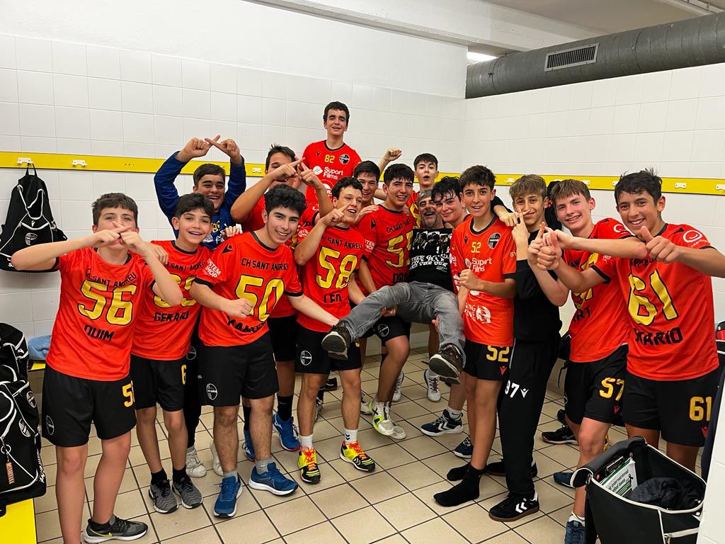 CHSantAndreu's tweet photo. Gran triomf del Cadet Masculí B en la seva visita a Cerdanyola! 💪 L'equip ha disputat un magnífic partit ofensiu per endur-se una nova victòria. Continuem, nois!!🧡🖤🧡
#andreuencsgo #handbol #santandreu https://t.co/BqHqErindh