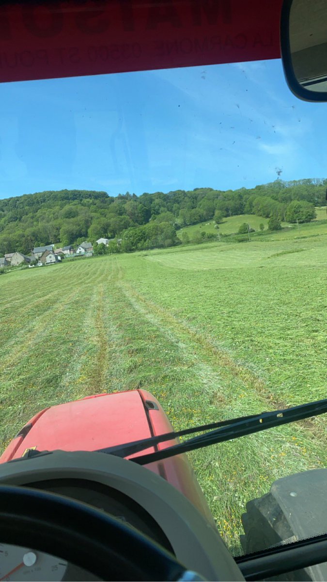 Ce matin, c’était fanage des hectares fauchés hier. Et cette après-midi, entraide pour le chantier d’enrubannage… Demain, on inverse ! Une vingtaine d’hectares de plus réalisés, bientôt 60 hectares de sécurisés pour l’hiver 🐮❄️#CeuxQuiFontLeLait & #CeuxQuiFontLaViande