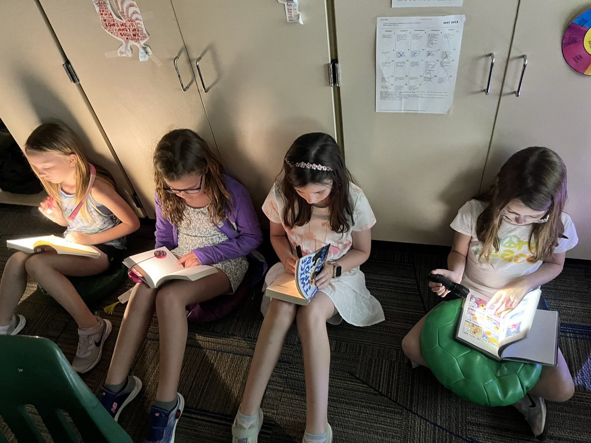 MrsBauerJES's tweet image. Flashlight reading! 🔦