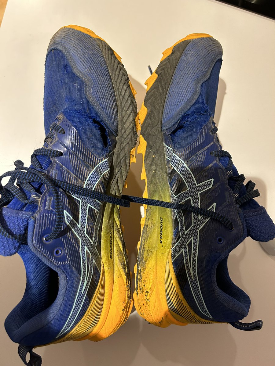 eduardmuni's tweet photo. Mis primeras y últimas #trabuco de @ASICSspain . Indignado con esta zapatilla que ha durado apenas 500km y que con 200 ya empezaba a romperse. Las suelas nuevas pero el #upper un auténtico desastre. #asicstrabuco #asicstrabuco9 #nomasasicstrail https://t.co/SLPuuqqe0u