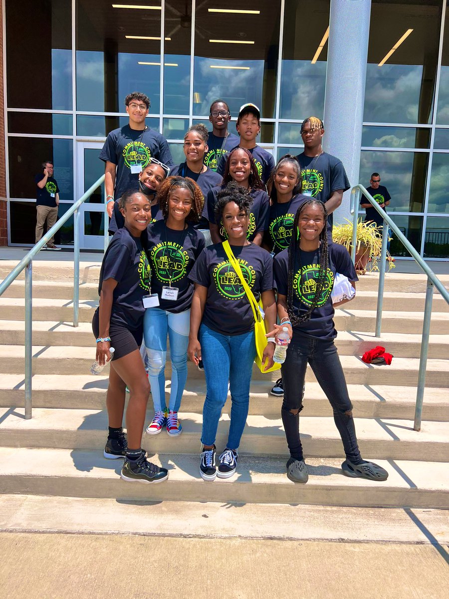 SharkTrackSCHS's tweet photo. Thankful to spend the day with this young group of committed leaders at the #athLead conference. These track and field athletes were reminded that your level of commitment produces: work ethic, perseverance, growth, execution, and service. Thank you @MackeySpeaks https://t.co/Nr38i3gtMH