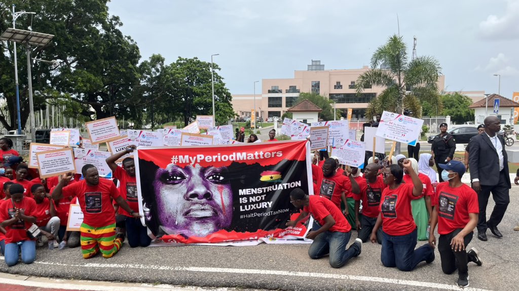 Kneeling in solidarity for #MyPeriodMattersDemo #HaltPeriodTaxNow . We call on #government to remove the unjust taxes on sanitary pads. 
#NoTaxOnSanitaryPads
#WeAreCommitted 
#MHDay2023 @NAkufoAddo @neearchie @PPAGGhana @arhrghana @TheGHAlliance @RAkufoAddo @MBawumia