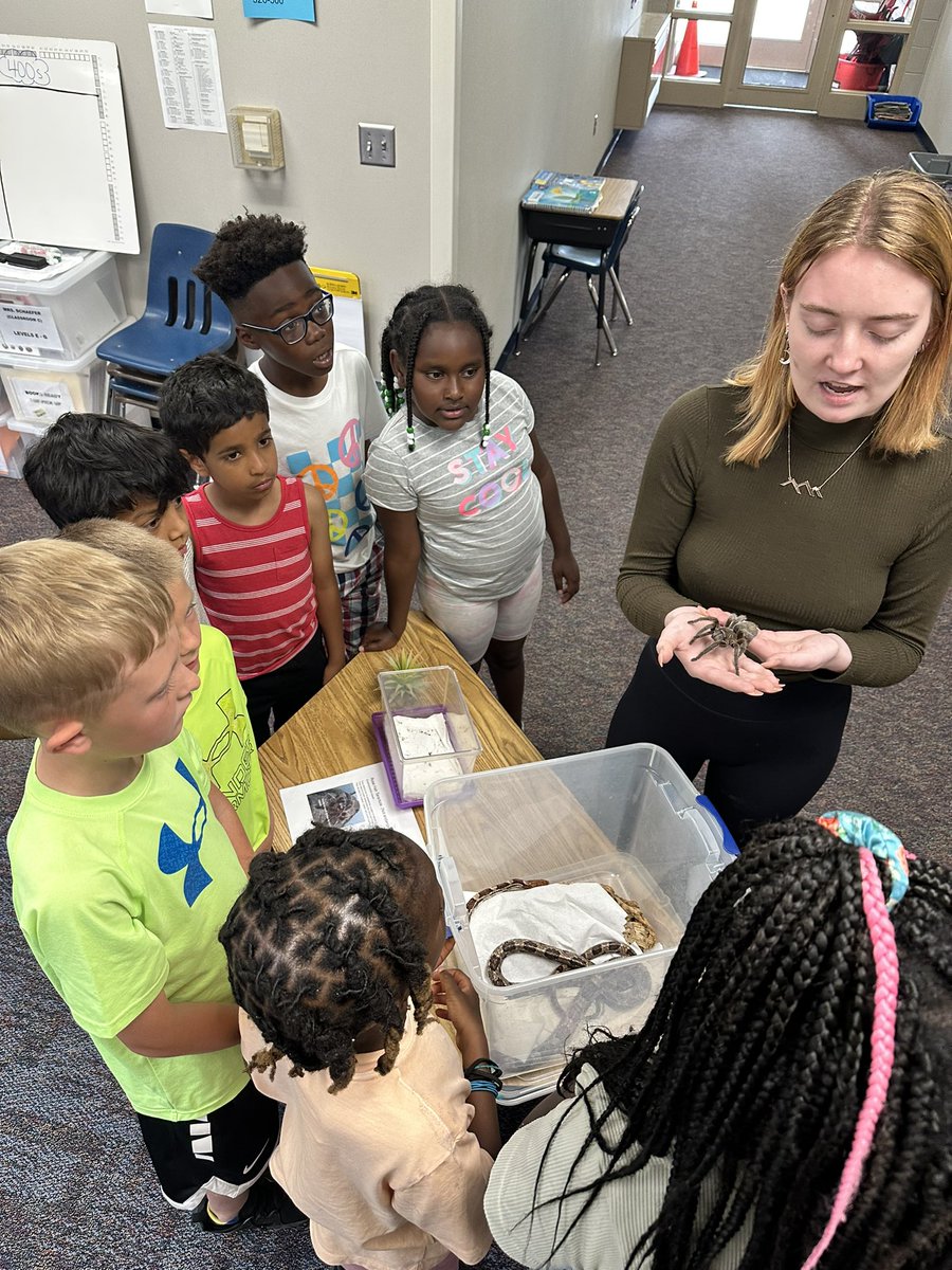 Zoology students from JHS brought their animals to our 2nd graders 🐍 🕷️ 🐢