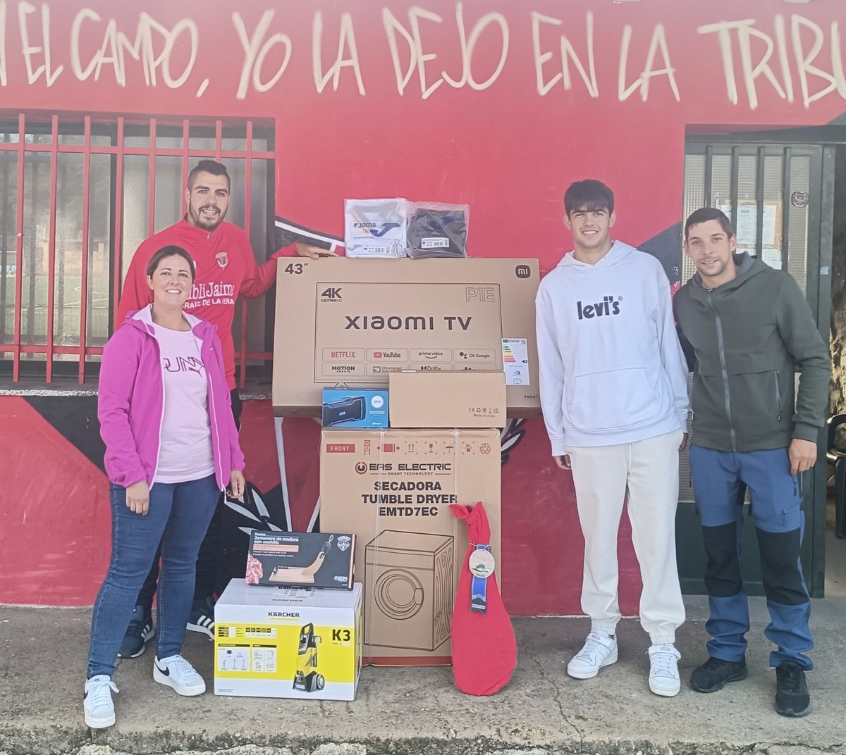 Hoy se ha entregado a la persona ganadora el lote de la Rifa realizada por el C.F Piornal
Dar las Gracias a la gente que ha participado en el sorteo y a los establecimientos que han colaborado en ella.
#INFOTES #PELUQUERIAYESTETICAMARILYN
#TALLERGARCIACALVO
#JMPTATOO
#BRICOFERRE