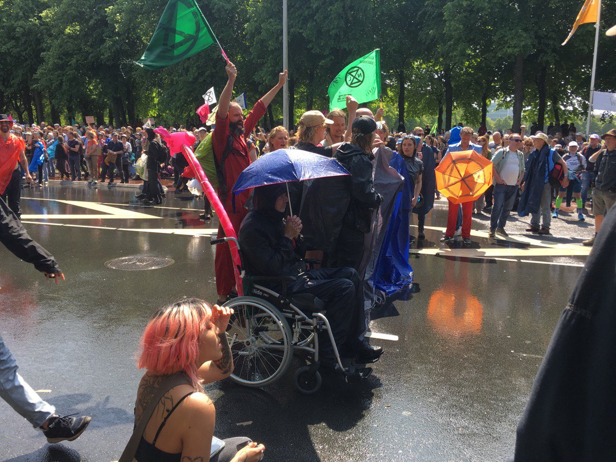 Overweldigend. Ontroerend. Hoopvol. Heftig. Vastberaden. Zenuwachtig. Massaal. Luid &amp; Duidelijk. Gesteund. Inspirerend. Geestdriftig. Nat &amp; Warm. Allemaal woorden die onze rebellen uit Leiden te binnen schoten toen ze reflecteerden op afgelopen zaterdag. Wat een dag! ✊💚