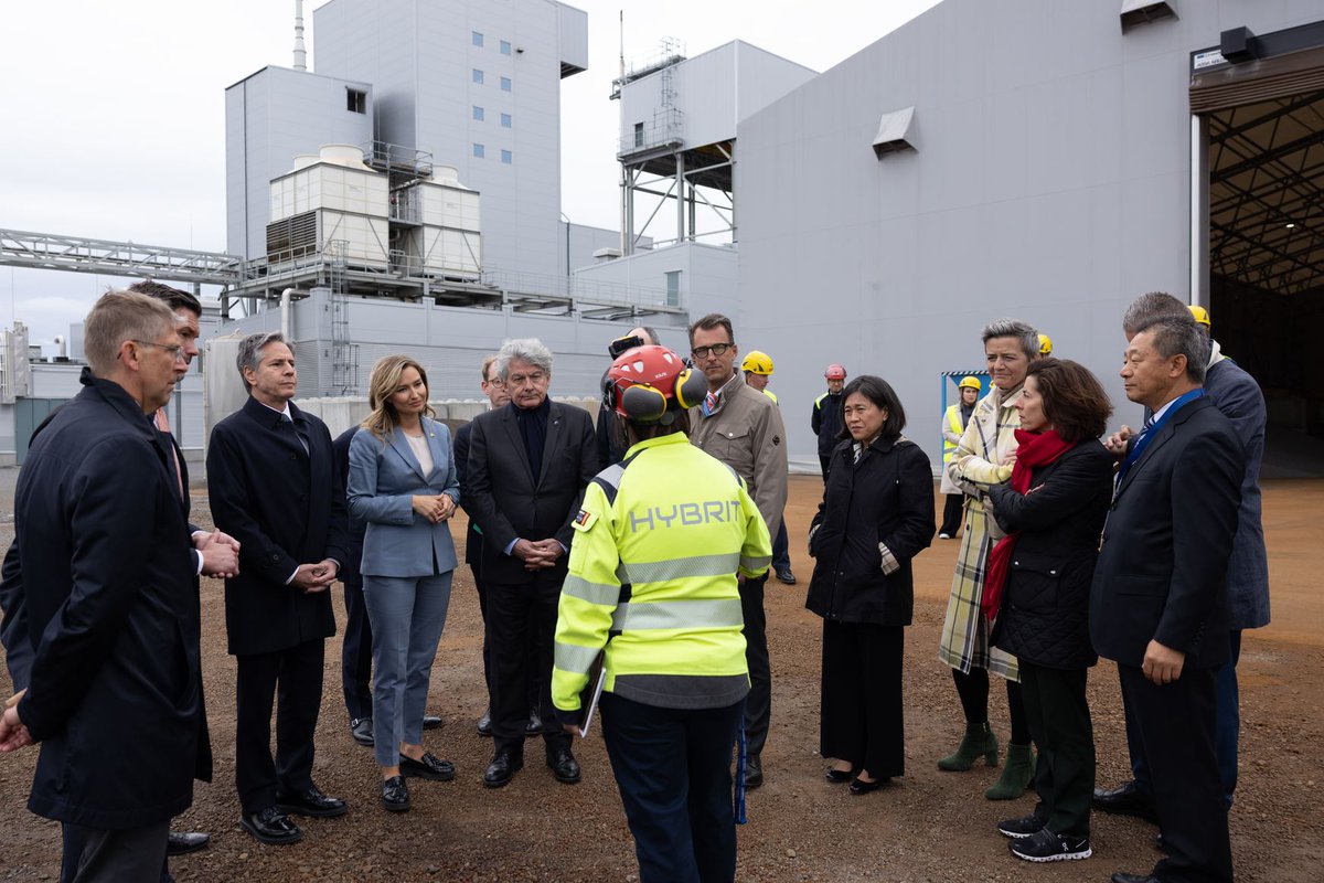 In Luleå, I visited HYBRIT, a site developing the world’s first low-carbon steel and leading the way on the clean energy transition. @hybrit_project's near zero-emissions steel is helping reduce Sweden’s total carbon dioxide emissions and paving the way for change.