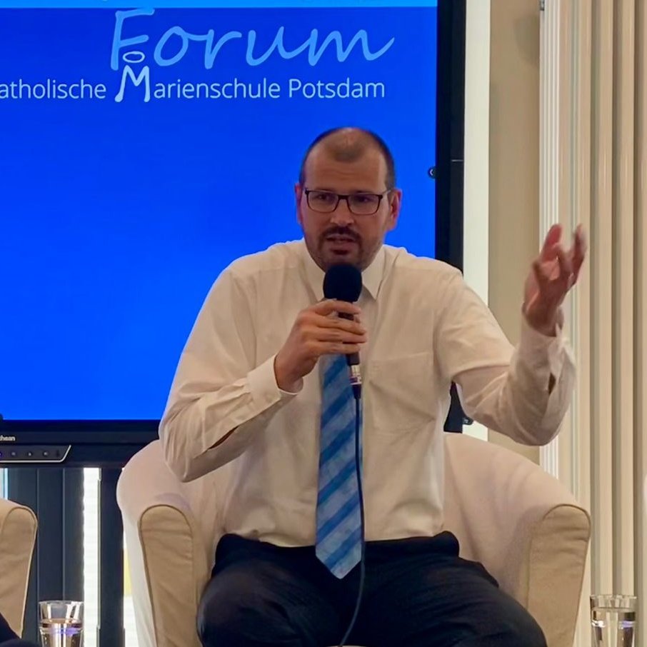 MBJSBrandenburg's tweet photo. Antworten direkt vom Minister: In der Marienschule #Potsdam stellte sich Brandenburgs #Bildungsminister Steffen Freiberg heute Abend vor 50 Gästen den Fragen zu Themen wie Schulqualität, #Digitalisierung/#KI  und Kinder-+Jugendbeteiligung. #MitWirkung #Schule  @ErzbistumBerlin https://t.co/EOfnGMLf8W