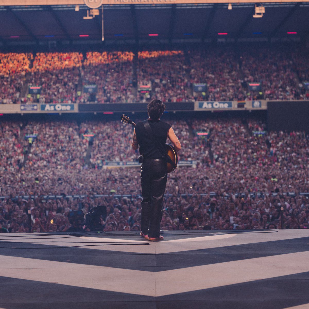 hsupdatehs's tweet image. kilka zdjec Harry’ego