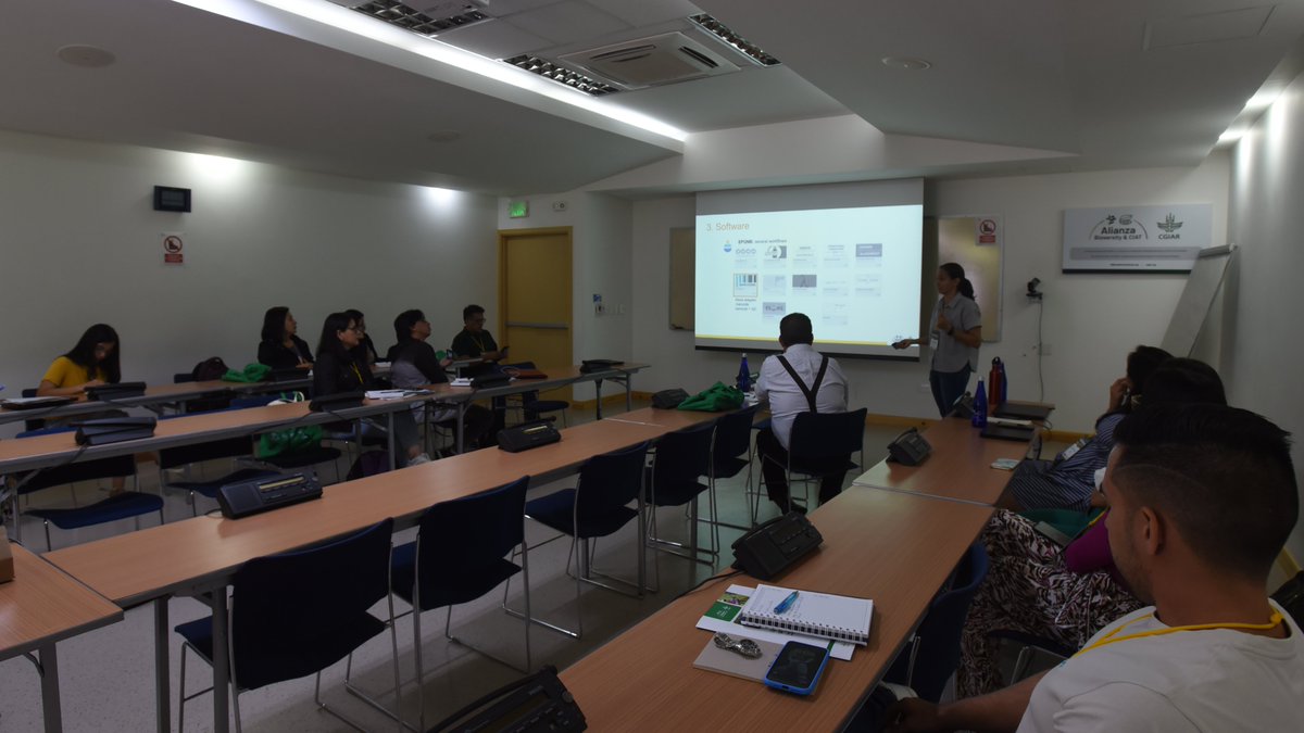 Profesionales en biología molecular de <a href="/Senasa_Peru/">Senasa Perú</a> e <a href="/INIAPeru/">INIA Perú</a> aprenden fundamentos de la secuenciación de nanoporos usando la plataforma Oxford Nanopore Technologies, tecnología innovadora que venimos aplicando en el diagnóstico temprano de plagas y enfermedades cuarentenarias.
