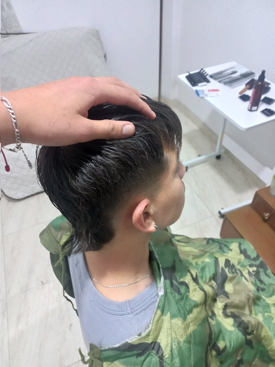 flaco_sb22's tweet photo. Bueno mu gente por aquí no había publicado nada sobre mi nuevo proyecto, me siento muy bien con mi proceso en este mundo de la barbería, no olviden que estoy realizando cortes a 5k desde las comodidad de estudio en san mateo 💈👋 https://t.co/lO72hgop4h