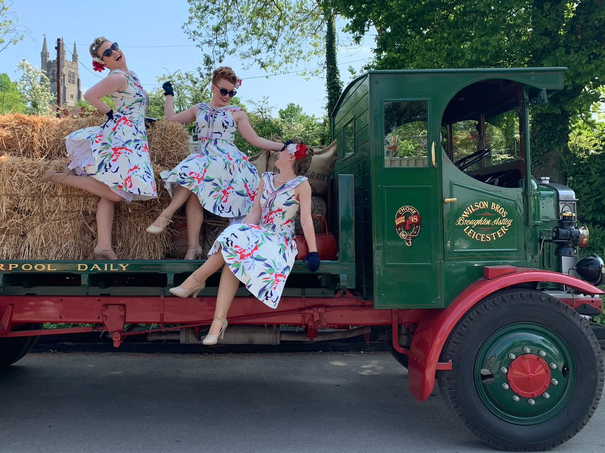 Well that was a gorgeous bank holiday ☀️ Definitely got us in the #festivalmood If you’d like us at your festival please get in touch
info@myfavouritethingsuk.com

#festivalvibes #summertime #summer #vintagegirls #vintagetrio #vintagestyle #entertainment #music #singing #dancing