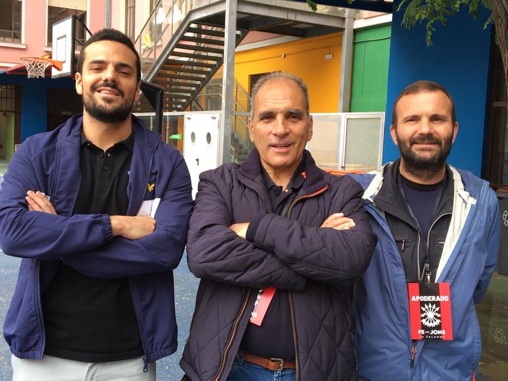 FEdlJONSMadrid's tweet photo. Ya dispuestos para empezar la nueva campaña electoral. Tres de nuestros mejores camaradas preparados para lo que venga, verdad que sí @MasRazonqUnSant, Jesús Muñoz? https://t.co/6FsOPDrCvL