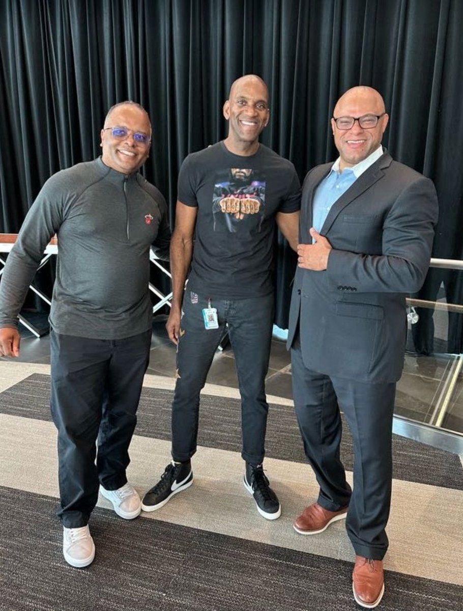 Dedication2Comm's tweet image. Working alongside @MiamiPD &amp;amp; @MiamiHEAT has allowed us to help the @CityofMiami create and develop meaningful relationships with law enforcement officers.

Each session is an opportunity for impactful ACTION, which gets us 1 step closer to the greater goal of being ONE CommUNITY.