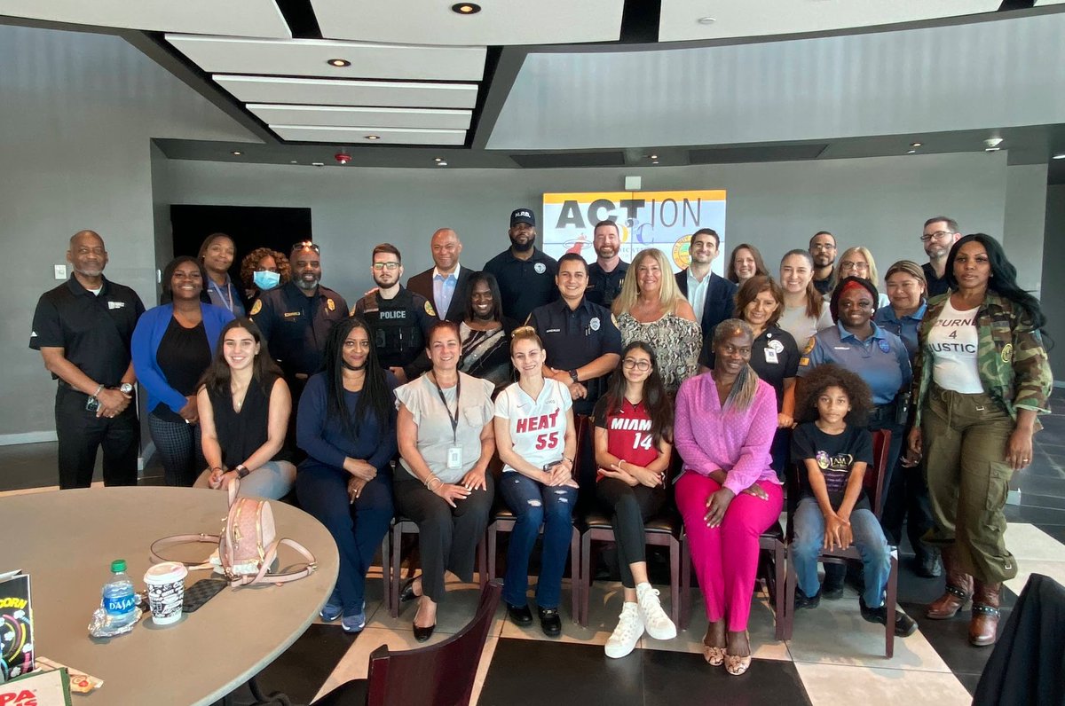 Dedication2Comm's tweet image. Working alongside @MiamiPD &amp;amp; @MiamiHEAT has allowed us to help the @CityofMiami create and develop meaningful relationships with law enforcement officers.

Each session is an opportunity for impactful ACTION, which gets us 1 step closer to the greater goal of being ONE CommUNITY.