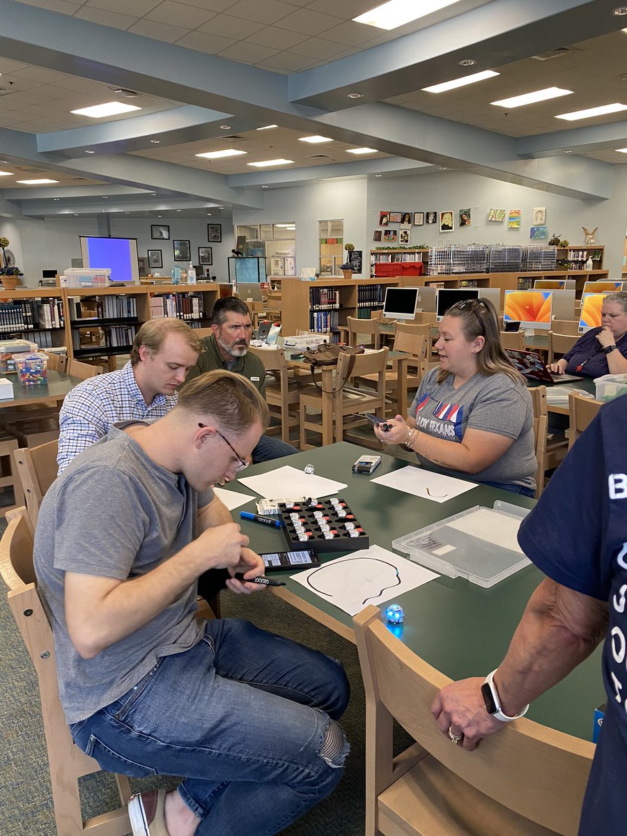 Rudder_Library's tweet photo. Maker space in the library!  @BryanISD @BISD_Libraries @BISD_ITech https://t.co/YTfivGEN0x