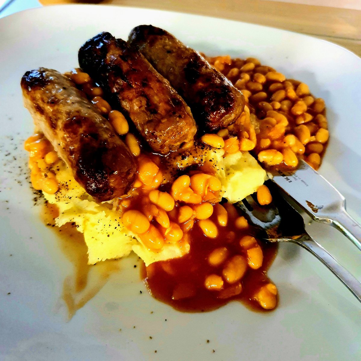 Porter's classic old school comfort food with creamy mash and his golden brown sausages.......Yummmmy ✨️ 😋