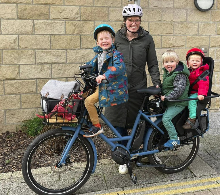 SpokesLothian's tweet photo. 👍Great to see Robyn's #Veloe family #cargobike

Purchase helped with £750 prize in our 2022 #ShoppingByBike #SpokesComp
-->https://t.co/bEw2S9Je74

👍Similar prize for 2023 comp #DomesticBikeStorage: details soon

🙋‍♀️More spokes-supported #cargobikes here->https://t.co/ff2NLVq0Bo https://t.co/S2I634dRqw