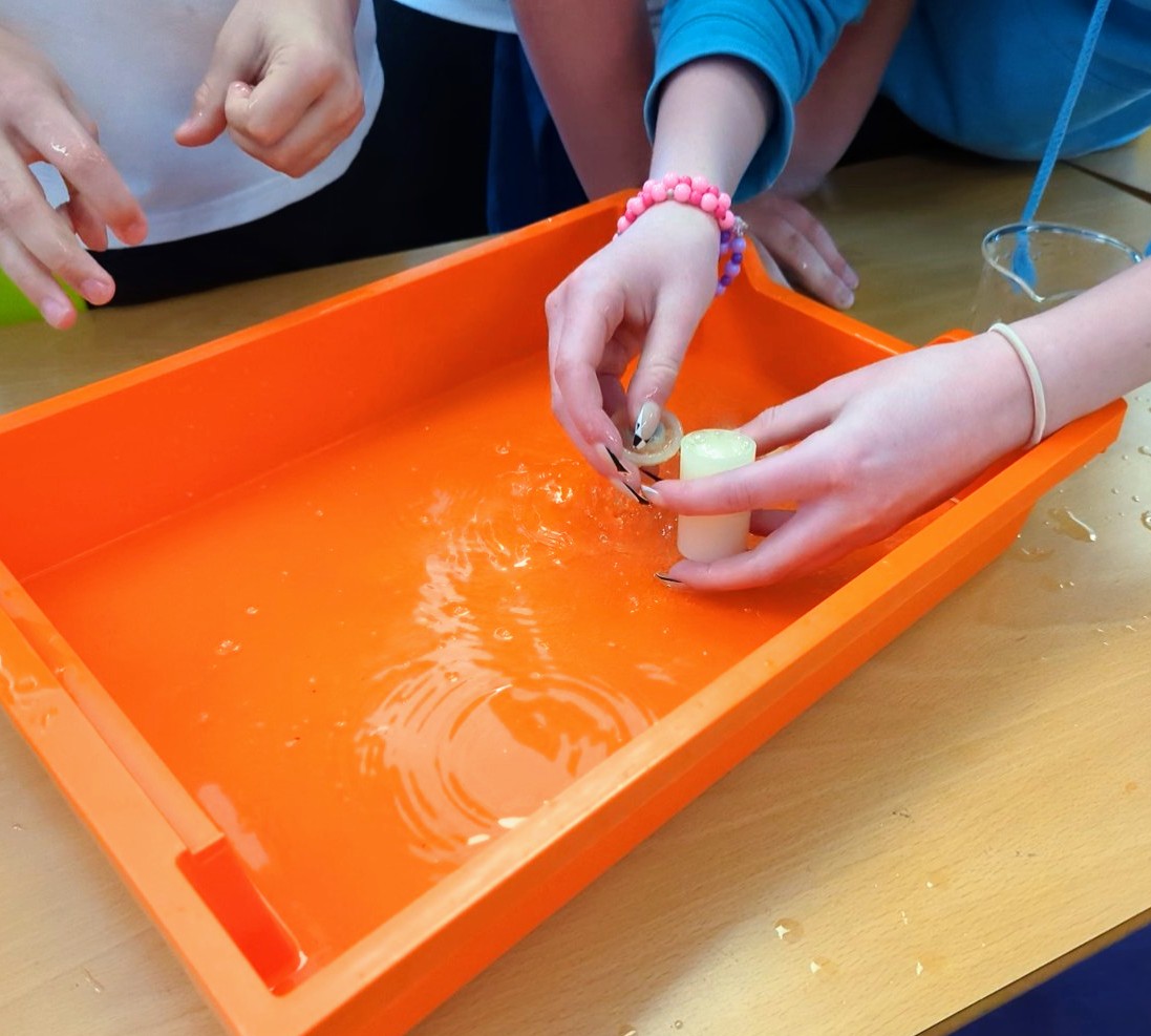 Thank you @CrimondSchool for the warm welcome, here's the P6/7 investigating chemical reactions. Fantastic work from everyone! @Fraserburgh_ASL @FraserburghAcad #primaryscience #STEM  #STEMeducation #Science #sharinglearning #chemicalreactions #youngchemists