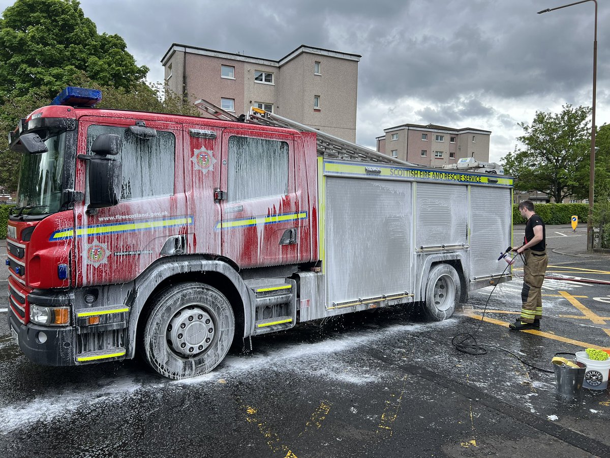 Crews at Whitburn would like to thank everyone who supported our Annual Car Wash raising £862 for @firefighters999 & £100 for @SFRSYVSlivi for their support in this event @fire_scot #L23P6 🚒💦