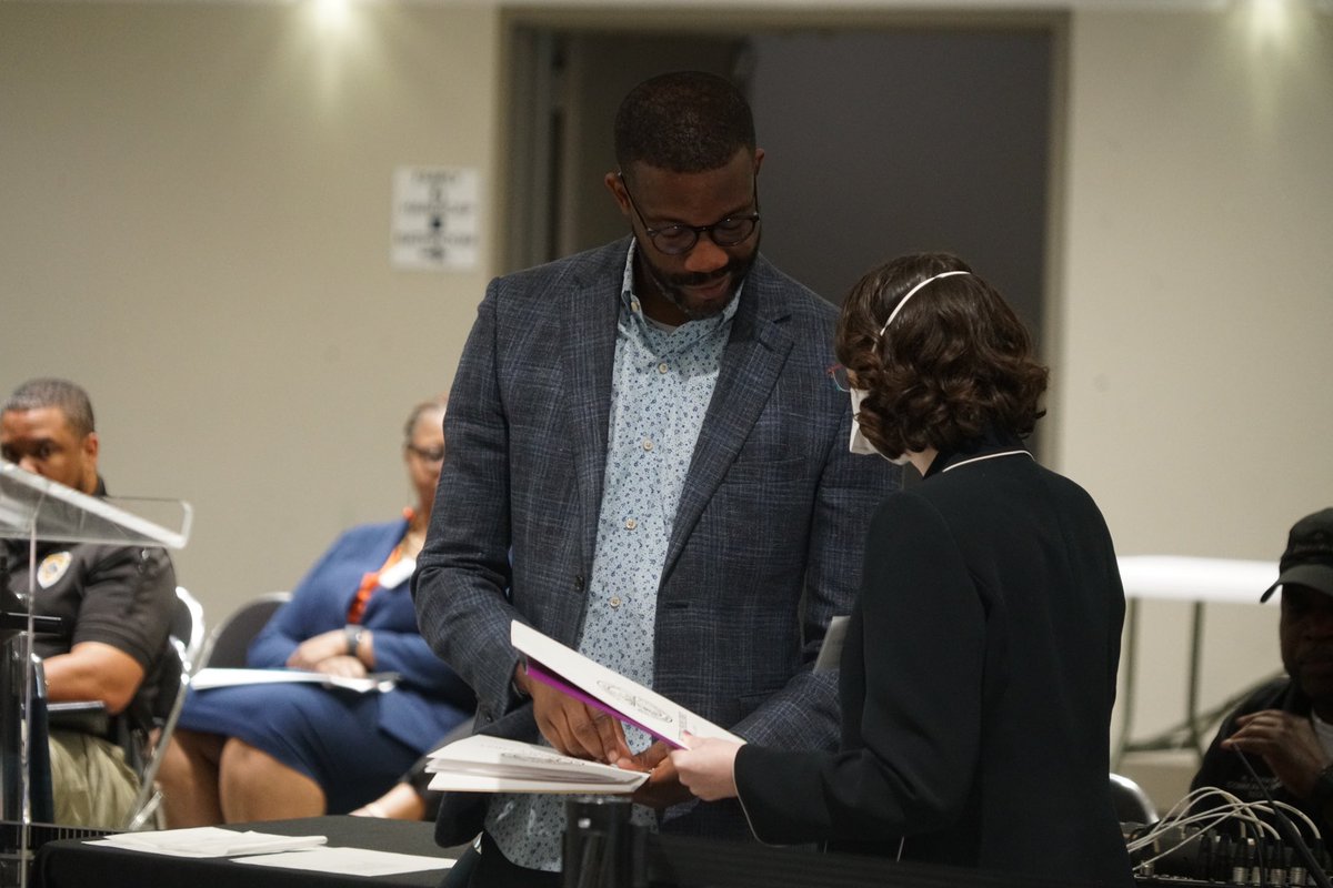 cityofbhamal's tweet photo. Jessica Azrin of the Lupus Foundation of America joined us at City Council today in recognition of Lupus Awareness Month. More than 5 million people worldwide are affected by this disease. Mayor Woodfin presented a proclamation in honor those battling the disease daily. https://t.co/JuvqIuYP22