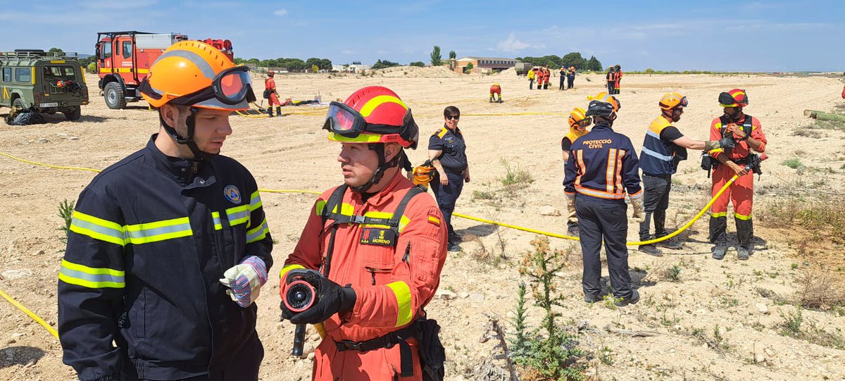 UMEgob's tweet image. El #BIEM4 ha compartido una jornada de instrucción con @pcespluguesllob 

Han practicado lucha contra incendios forestales #LCIF🔥 sanidad 🩺 recuperación de vehículos🚗  etc.