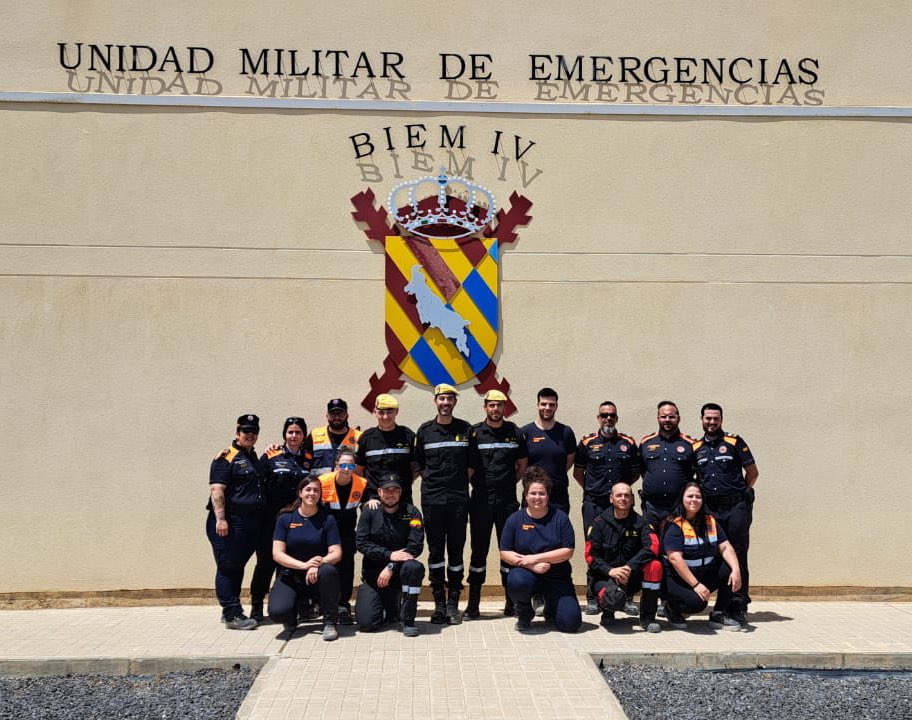 UMEgob's tweet image. El #BIEM4 ha compartido una jornada de instrucción con @pcespluguesllob 

Han practicado lucha contra incendios forestales #LCIF🔥 sanidad 🩺 recuperación de vehículos🚗  etc.