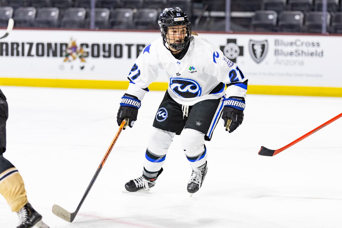 The Sweater Series is neck and neck between our Blue and White threads with the vote at nearly 50/50! Make sure to vote now 👇

📸: Michelle Jay &amp; Kayla Franz