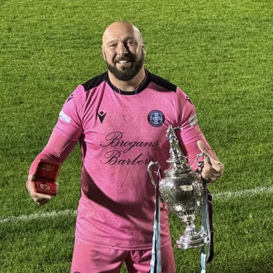 togdogM3's tweet photo. @OfficialStyleGK @craigbradshaw12 @Sellebrity_UK @theposh What another cup Bradders? 🤔😂 #topman #topkeeper #UTB 😎 https://t.co/A3uZDxBRBC