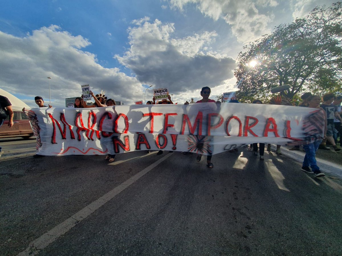 Indígenas, organizações indigenistas e apoiadores da causa marcham, agora, rumo ao Congresso Nacional.

📷: Marina Oliveira | Cimi

#MarcoTemporalNão #PL490Não