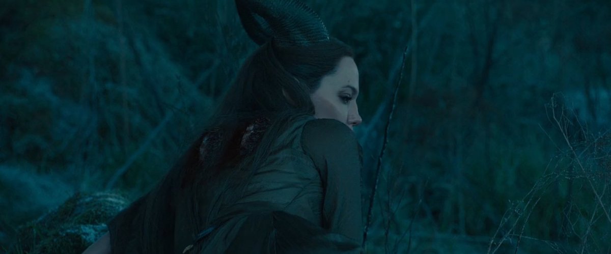tracklist's tweet photo. Essa cena que a Malévola percebe que teve suas asas cortadas 💔

— 9 anos da estreia de "Malévola". https://t.co/Jjce5KOmfZ