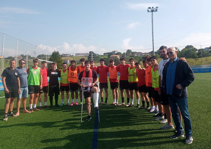 También esta semana nuestro jugador juvenil Borja Canal Solar, que en el partido del sábado sufrió una importante lesión, ha tenido el reconocimiento de la Escuela como "One Club Man". Nuestra gratitud por toda tu etapa futbolística (Fútbol Base), con nosotros. Recupérate pronto.