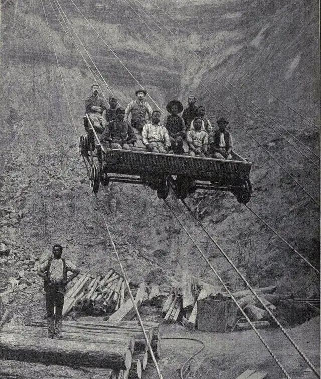 Шахтеры на канатной дороге спускались в алмазные копи Кимберли, Южная Африка, 1885 год.