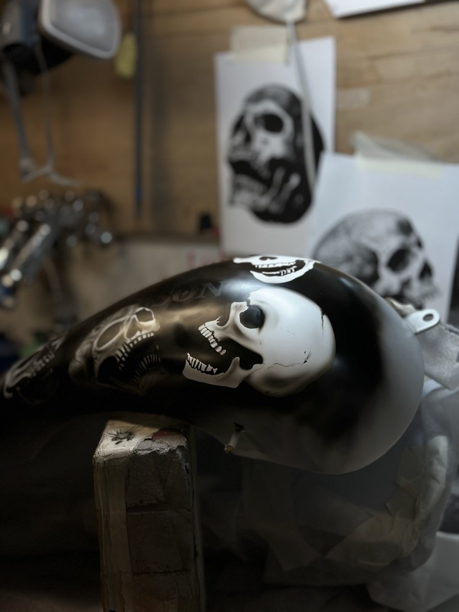 idcustom's tweet photo. Tom in his element 🧑‍🎨
#WorkshopCloseUps 💀 

#customdesign #custompaint #harleydavidson https://t.co/PBa0oWsnvv