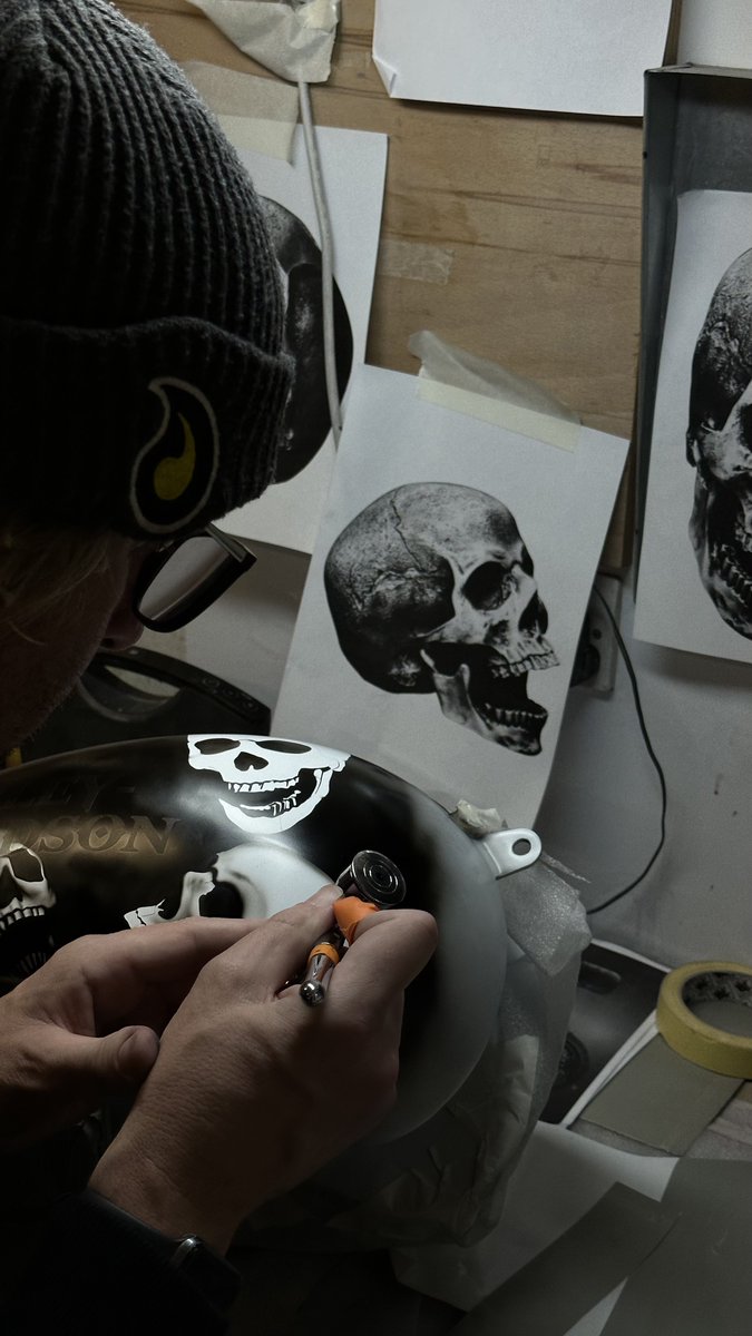 idcustom's tweet photo. Tom in his element 🧑‍🎨
#WorkshopCloseUps 💀 

#customdesign #custompaint #harleydavidson https://t.co/PBa0oWsnvv