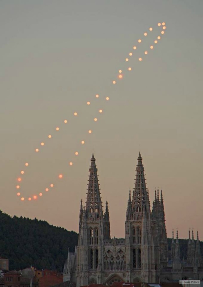 48 foto sovrapposte del sole, scattate durante un anno, nello stesso luogo e alla stessa ora. Il punto più in alto è il Solstizio d'estate e il punto più basso è il Solstizio d'inverno. Il risultato finale è una curva geometrica, simile al simbolo dell'infinito, che in astronomia…