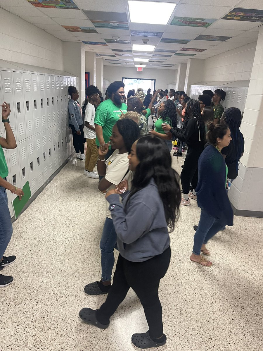 HHS_PTECH's tweet photo. Summer Bridge for @HHS_PTECH @HHS_Canes Day 1 is ✅ done. Good job 👍🏾 #cohort2027 Way to come to Dulles HS ready 🙌🏾 
#collegeready #bethestorm 🌀 https://t.co/qFqV3Wxh2G