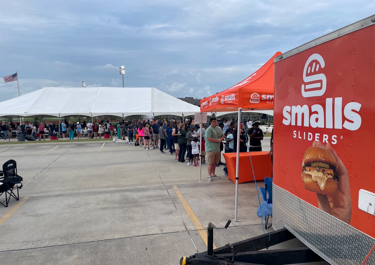 SmallsSliders's tweet photo. Our Smalls team onsite serving up 2,000+ #sliders at the Thibodaux Regional Hospital employee appreciation event! 🍔👏 #smallssliders https://t.co/buXKJWHgnD