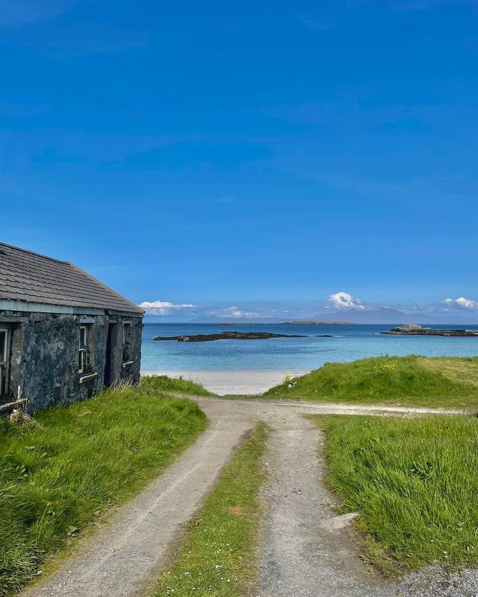 Those beautiful Bofin blues are calling... 📳☀️😎🏖️💙

📸 @VisitInishbofin
📍 Inishbofin Island, Galway

#Paradise #Unreal #Sun #Sand #Sea #AmazingPlaces #JustGo #BucketList #Bofin #Inishbofin #IslandLife #Galway #Ireland #VisitGalway