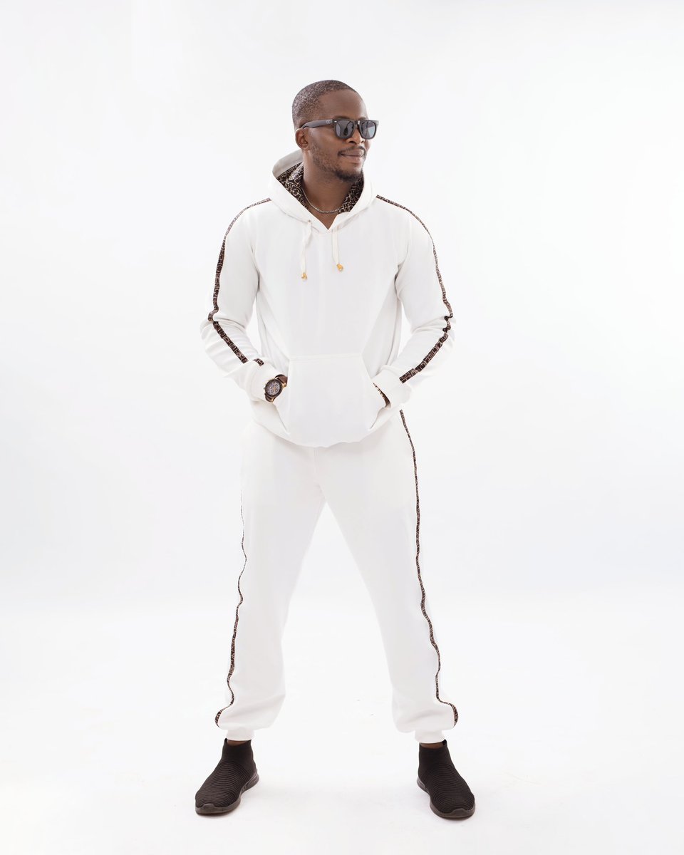 mint_looks's tweet image. Notice the Ankara fabric on the jogger sleeves, inside hood &amp;amp; pants?
😉 @mint-looks (insta)
#ankarajoggers #africanjoggers #ankarastyle #ethnicjoggers #ankaravibes #fashionable #trendy #styleinspiration #fashionista #fashionblogger #styleblogger #clothingbrand #smallbusinessowner
