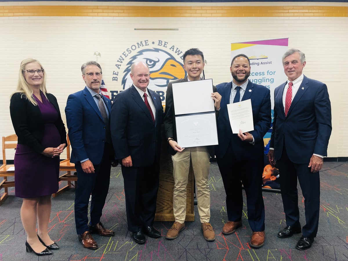 #Shareworthy: @AmeriCorpsCEO presents @POTUS Volunteer Service Award to Alex, an @AmeriCorps member who's given 4K+ hours to #DoGood across three terms with @AmeriCorpsNCCC, @HFHAmeriCorps, and now @AmeriCorpsVISTA. #RT to cheer Alex on and read more: Bit.ly/AlexPVSAMay23